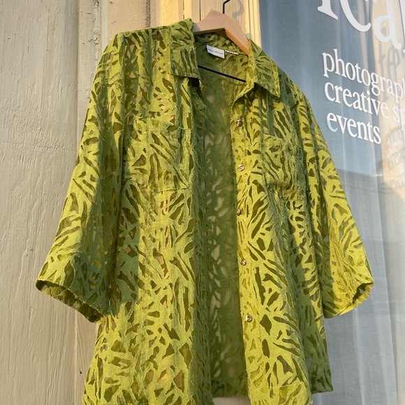 Green 3/4 sleeve button down top - Resort wear - Picture 4 of 9